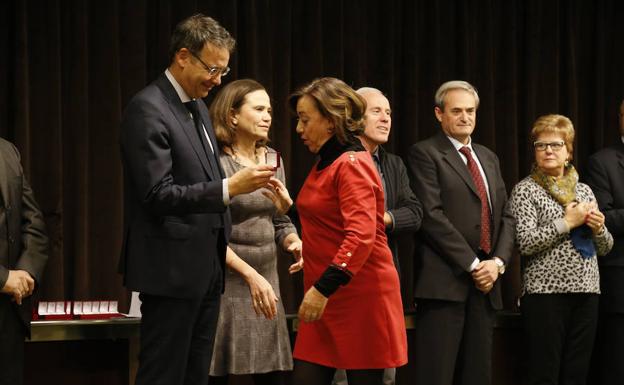 El gerente de Servicios Sociales, Eduardo García Brea, entrega una distinción. /Antonio Quintero