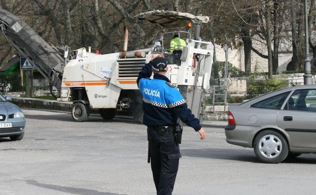 Agente de la policía local en Cuéllar. /M. Rico