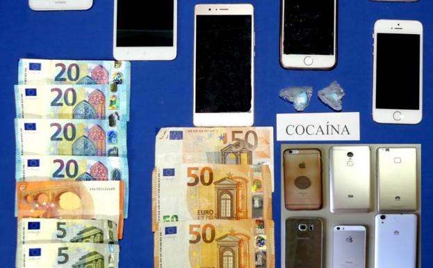 Imagen de los teléfonos y el dinero incautado. /WORD