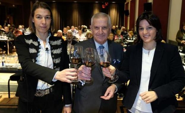 Brindis de la enóloga Noelia Mena, el bodeguero Ricardo Fernández Núñez y Marta Manzano, coordinadora de La Luz del Duero/Ramón Gómez