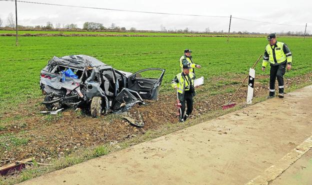 La Guardia Civil analiza el lugar del accidente mortal ocurrido en marzo en Villaturde. /A. Quintero