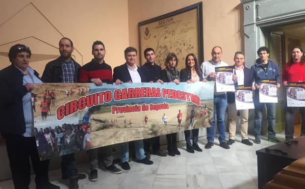 Organizadores y autoridades posan con una pancarta y los carteles del circuito./El Norte