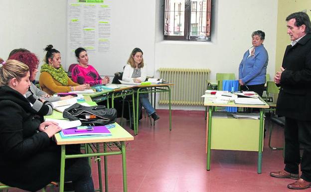 El alcalde de Cuéllar, Jesús García Pastor, se dirige a las seis alumnas del curso. /M. R.