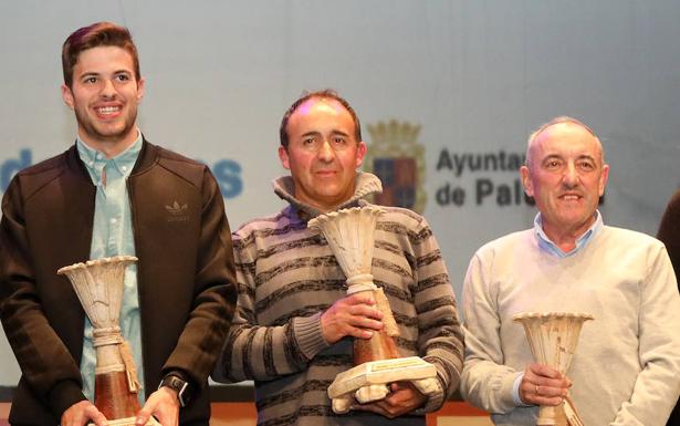 Óscar Husillos, con el presidente del Guardo FS, José Manuel Díaz, y Rufino García, delegado de Baloncesto.