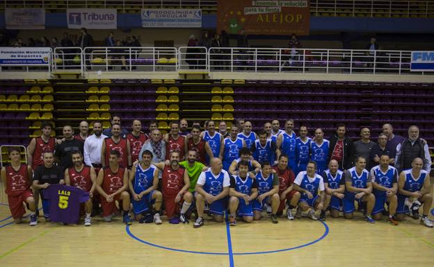 Los participantes posan para la foto de familia./A. Mingueza
