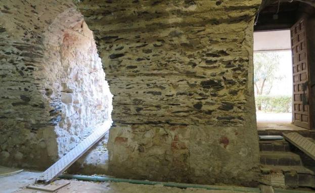 Huecos de acceso a las bodegas. El de la izquierda fue abierto sin permiso, según la Asociación./DEF. PATRIMONIO