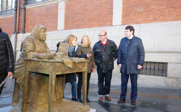 El alcalde, junto al autor de la obra y las turroneras albercanas, al lado de la escultura./Manuel Laya
