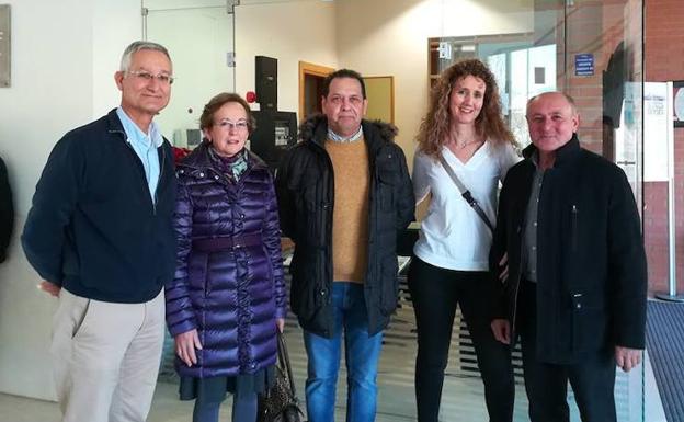 Miembros de la asociación, durante su visita al Centro de Investigación del Cáncer de Salamanca. /El Norte