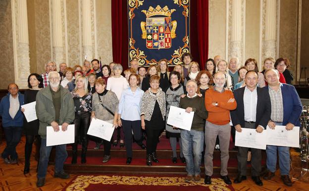 Los trabajadores homenajeados, en el Palacio Provincial con sus diplomas. /Antonio Quintero