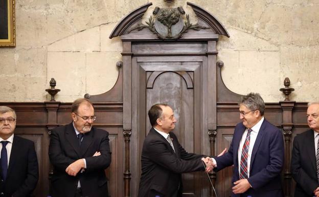 (I a D) El secretario de la Consejería de Educación, Juan Casado; el consejero de Educación de la Junta de Castilla y León, Fernando Rey; el rector de la UVa, Daniel Miguel San José; el periodista Óscar Campillo y su predecesor en el cargo, Gerardo Gutiérrez, en la toma posesión como presidente del Consejo Social de la UVa. /MIRIAM CHACÓN