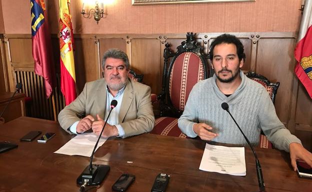 Juan Tomás Muñoz y Domingo Benito durante la presentación del proyecto en el salón de plenos./S.G.