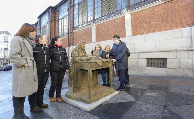 El alcalde, junto a la nueva escultura./MANUEL LAYA