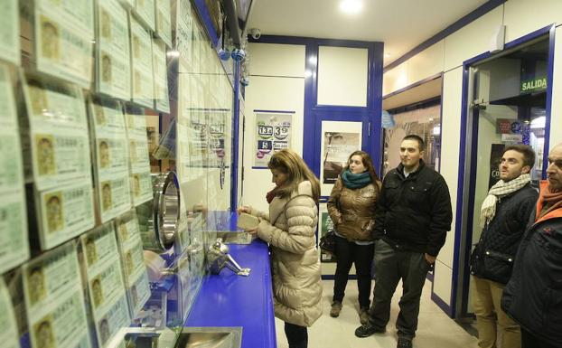 Personas comprando lotería en una de las administraciones de la capital. /WORD