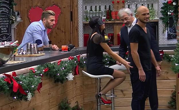 Sonia tocándole el culo a su cita en 'First Dates'. /Cuatro
