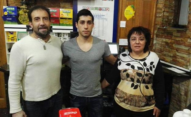 Juan Carlos Martín, dueño del Bar Casa Paco, junto a su hijo Christopher Martín y su esposa Azuzena Cáceres. /El Norte