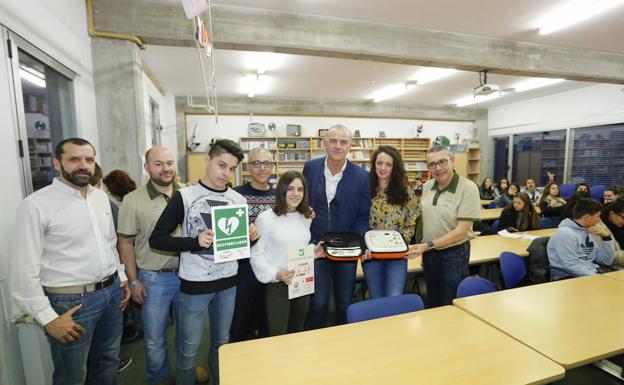 Profesores, directivos y alumnos del instituto, junto al DEA./MANUEL LAYA