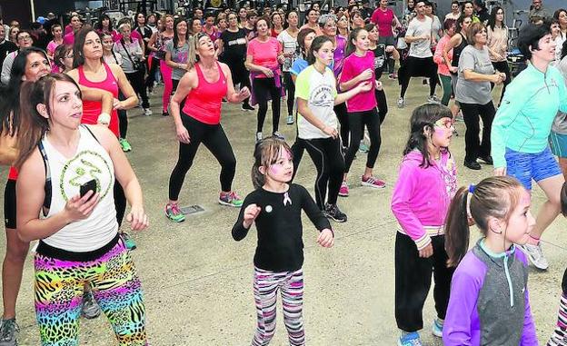 Participantes en a 'master class' de zumba celebrada en el Mac Fitness. /Marta Moras