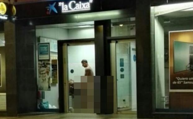 Imagen viral de dos personas manteniendo relaciones sexuales./
