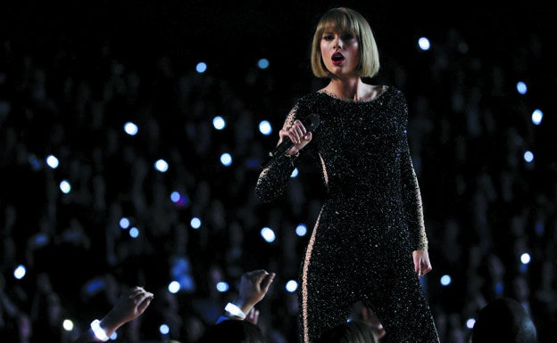 Taylor Swift actuando en la entrega de los premios Grammy, en 2016. /Reuters