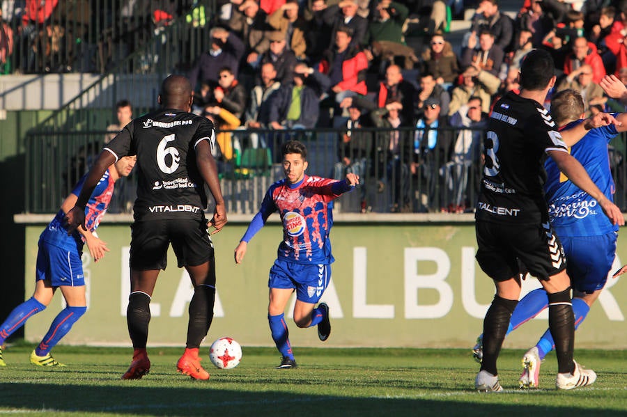 Fernán pone el balón en juego en el partido entre Segoviana y Talavera. /Antonio Tanarro