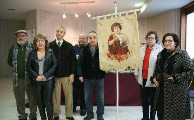 Las artesanas, la concejala de Cultura, los sacerdotes, Juan Carlos Llorente y varios cofrades junto al estandarte recién restaurado. /M.R.