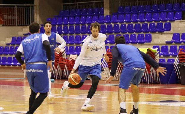 Urko Otegui dirige la jugada en el entrenamiento de ayer./MARTA MORAS