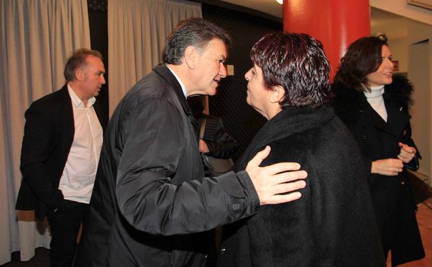 El presidente de la Diputación y la alcaldesa de Segovia se saludan antes de presentar el convenio. /Antonio Tanarro