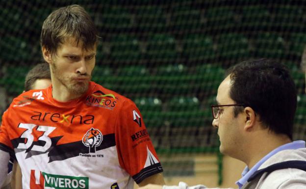 Dani Gordo da instrucciones a Brakocevic en el Pedro Delgado./Antonio de Torre
