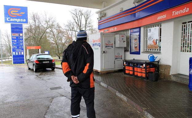 El empleado de la gasolinera asaltada el martes posa de espaldas./Antonio Tanarro