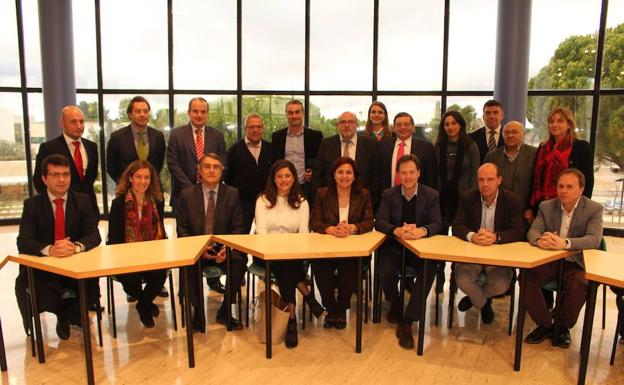 Parte del equipo de gobierno y del Parque Tecnológico, junto a Nick Cleeg y Miriam González. /EL NORTE