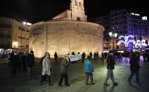 El Círculo de Silencio de Cáritas de ayer, en Puerta Zamora, estaba vinculado al mensaje de su campaña de ‘Operación Vivienda’. /ANTORAZ