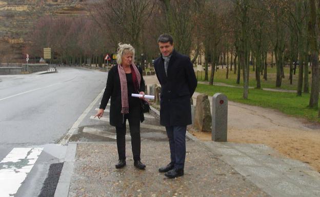 Los concejales Paloma Maroto y Andres Torquemada, en el paso de peatones de la Alameda de la Fuencisla. /El Norte