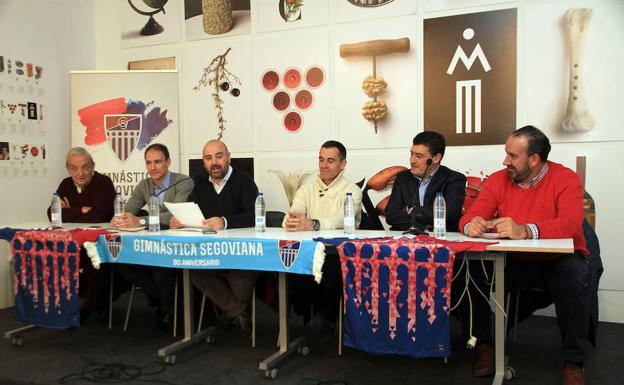 Los conferenciantes de la mesa redonda debaten sobre la Segoviana /Antonio Tanarro