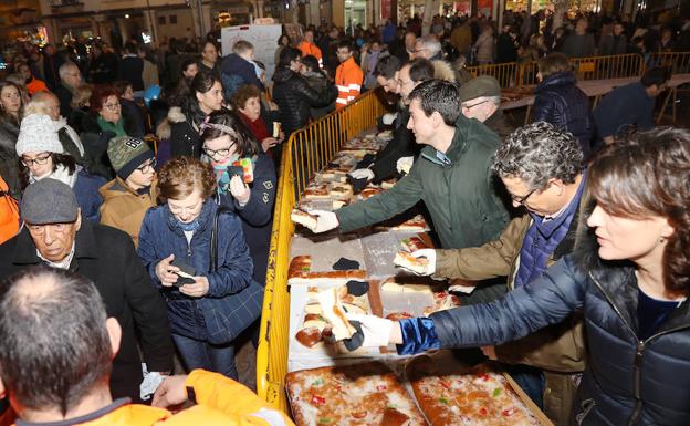 El alcalde y concejales del Ayuntamiento reparten el roscón./Marta Moras
