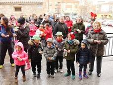 Pequeños y grandes esperando a que tocaran las doce campanadas ayer en Carbajosa. /WORD