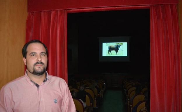Cristian González durante la presentación en el Teatro Nuevo./S. G.