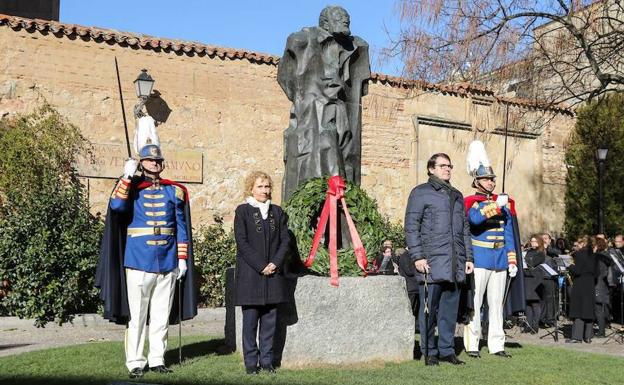 La rectora de la Pontificia, junto al alcalde, en la ofrenda del pasado año./Word