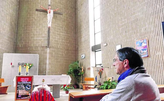 Emiliano Tapia, sentado en uno de los bancos de la iglesia de Buenos Aires, llamada Santa María de Nazaret./Manuel Laya