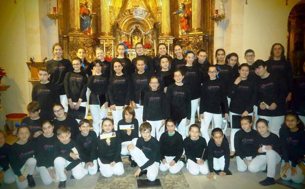 Los miembros de la Escolanía de Segovia posan al término del concierto. /C. Vega
