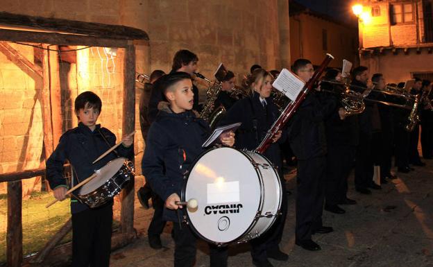 Miembros de la Unión Musical Segoviana, ayer, en su actuación en la plaza de San Lorenzo. /A. Tanarro