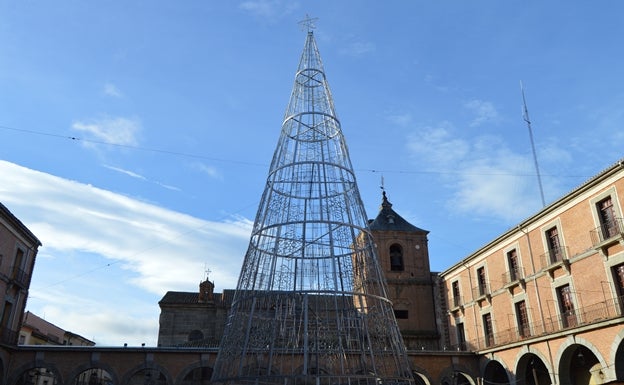 Árbol de Navidad en la plaza del Ayuntamiento de Ávila. /