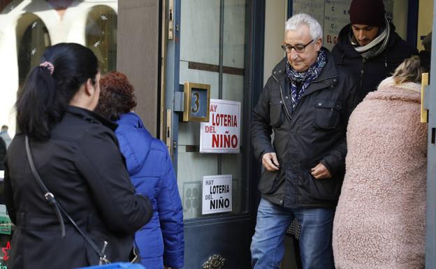 Clientes en la administración La Gorda de Palencia. /Marta Moras
