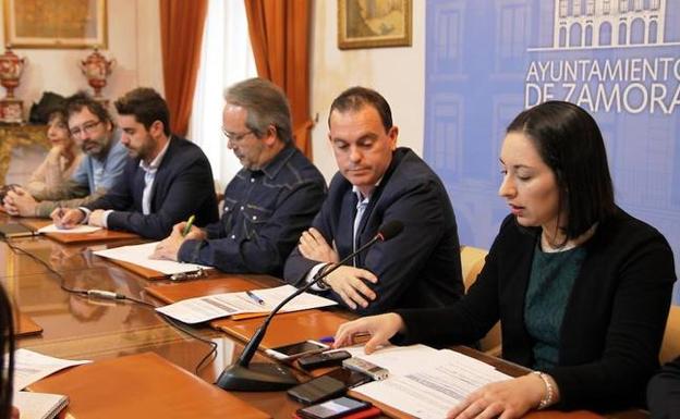 El alcalde de Zamora, Francisco Guarido, en el centro, junto a los concejales Laura Rivera, Miguel Ángel Viñas, Antidio Fagúndez, Francisco Requejo y Cruz Lucas. EL NORTE/