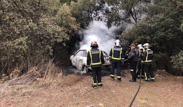 Los efectivos apagan las llamas. /TWITTER BOMBEROS