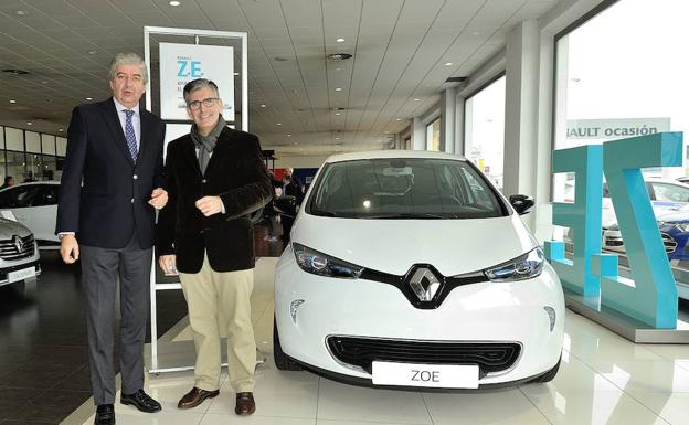 El edil Javier García Rubio posa junto al vehículo eléctrico./WORD