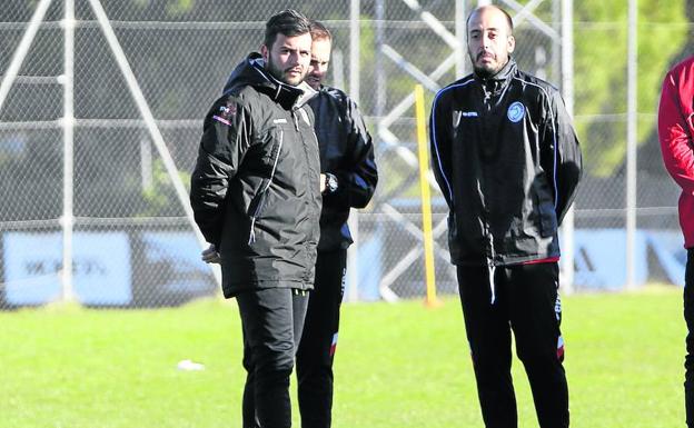 Astu, junto a parte de su equipo técnico, en el primer entrenamiento tras el descanso navideño./MANUEL LAYA