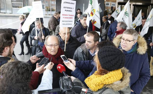 Miembros de asociaciones agrarias atienden a la prensa a las puertas de la Subdelegación de la Junta./LAYA