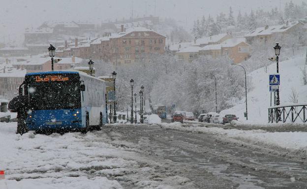 Vehículos aparcados en Vía Roma. /Tanarro
