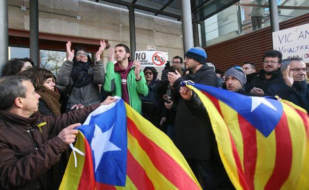 Los concejales de la CUP de Reus (Tarragona) Marta Llorens y Oriol Ciurana, investigados por un supuesto delito de odio, a la salida de los Juzgados de Reus el pasado diciembre, tras negarse a declarar. /Jaume Sellart-EFE