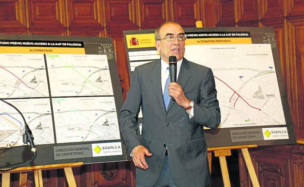 El secretario de Infraestructuras del Ministerio de Fomento, Manuel Niño, explica en mayo del año pasado en el Ayuntamiento el trazado de acceso a la ciudad que se ha elegido./Antonio Quintero